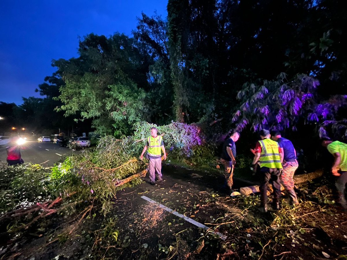 BOMBAperak's tweet photo. OPS KHIDMAT KHAS BANTUAN POKOK TUMBANG yg menghalang laluan bg musim perayaan 
Pasukan Bomba Sukarela Pekan Baru dan Pasukan Bomba Sukarela Menglembu bg membantu JBPm di beberapa lokasi laluan utama sekitar IPOH dan Menglembu https://t.co/QOvGNV7x0X