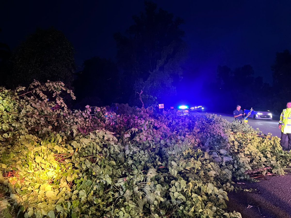 BOMBAperak's tweet photo. OPS KHIDMAT KHAS BANTUAN POKOK TUMBANG yg menghalang laluan bg musim perayaan 
Pasukan Bomba Sukarela Pekan Baru dan Pasukan Bomba Sukarela Menglembu bg membantu JBPm di beberapa lokasi laluan utama sekitar IPOH dan Menglembu https://t.co/QOvGNV7x0X