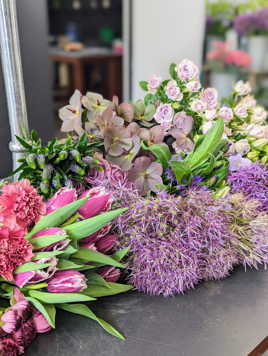 Another day, another selection of beautiful flowers to work with... #flowerschool #feeelancer