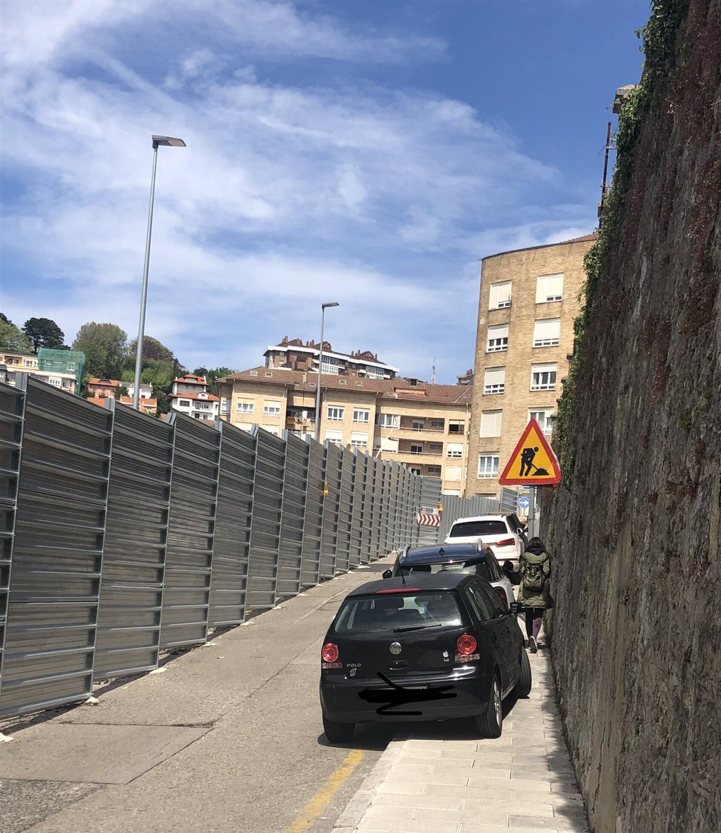 cristinaug's tweet photo. @cdiazmaza @gemaigual @NoemiMendez @LORGURFER A ver si la seguridad se pasa por otros puntos de la cuidad. Calle san Vicente de la barquera. La movilidad peatonal brilla por su ausencia. Bastante tenemos los vecinos con las obras como para sufrir a los incívicos https://t.co/KYsbPn32kC