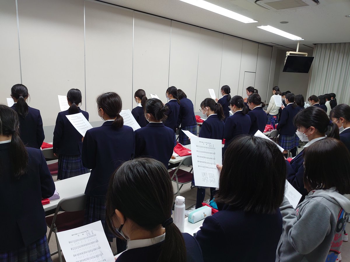 koji_principal's tweet photo. 中１オリエンテーション 4/25PM
午後は学年集会で５人の先生方から様々なお話を聞き、
その後大縄跳びや20枚の紙を使ったタワー作りなどのクラスレクを行い、夜は初めての校歌練習を行いました。どのクラスも初めてとは思えぬ素敵な校歌を披露してくれました。
L：大縄跳び　　　R：クラスでの校歌練習 https://t.co/ai80ApYkOJ