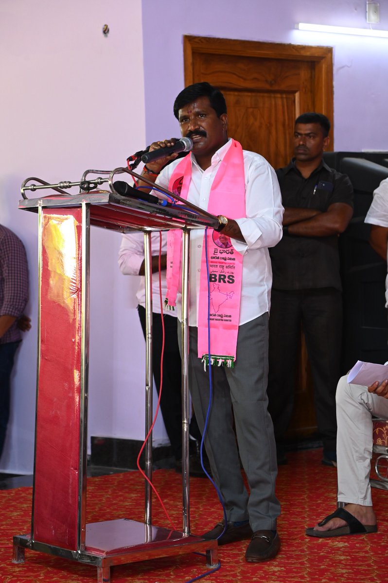 బెల్లంపల్లి నియోజకవర్గం

ఈరోజు కన్నాల గ్రామపంచాయతీ పరిధిలోని RPగార్డెన్స్ లో నిర్వహించిన బెల్లంపల్లి నియోజకవర్గ బీఆర్ఎస్ పార్టీ ప్రతినిధుల సభ లో ఎంపీ వెంకటేష్ నేత గారు, ఎమ్మెల్యే దుర్గం చిన్నయ్య గారు,పార్టీ ఇంచార్జ్ నారదాసు లక్ష్మణ్ గార్లతో పాల్గొని పార్టీ జెండాను ఆవిష్కరించి
