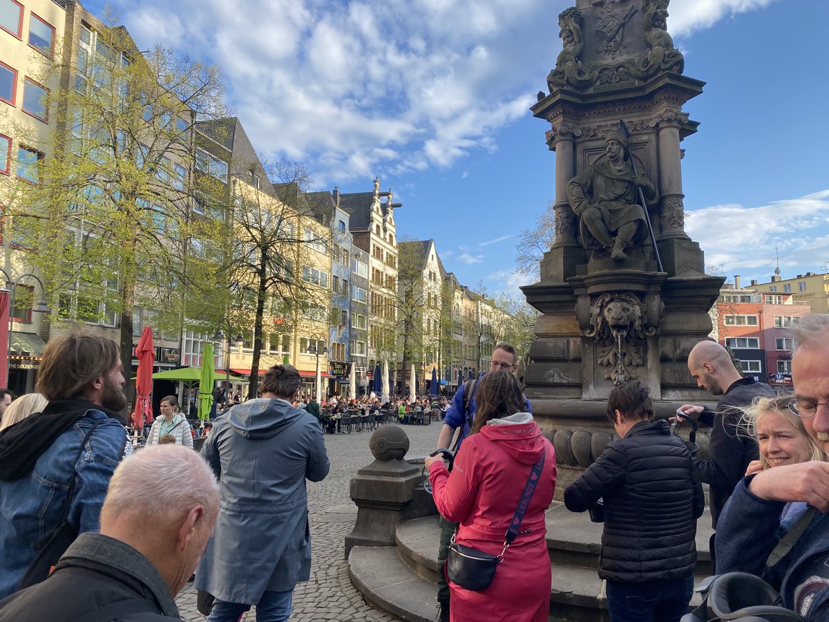 DeutGeschichte's tweet photo. Ich war am Freitag auf Tour in Köln mit TimeRide Go.Sehr zu empfehlen! Mit VR-Brille ist man auf Spurensuche durch 2000 Jahre Köln. Ein wahres Erlebnis! Dickes Lob an den Guide von @TimeRide_ und die Entwickler des virt. Stadtrundgangs! #Köln #Timeride @JulianHerbig https://t.co/KAI0i4EOsN