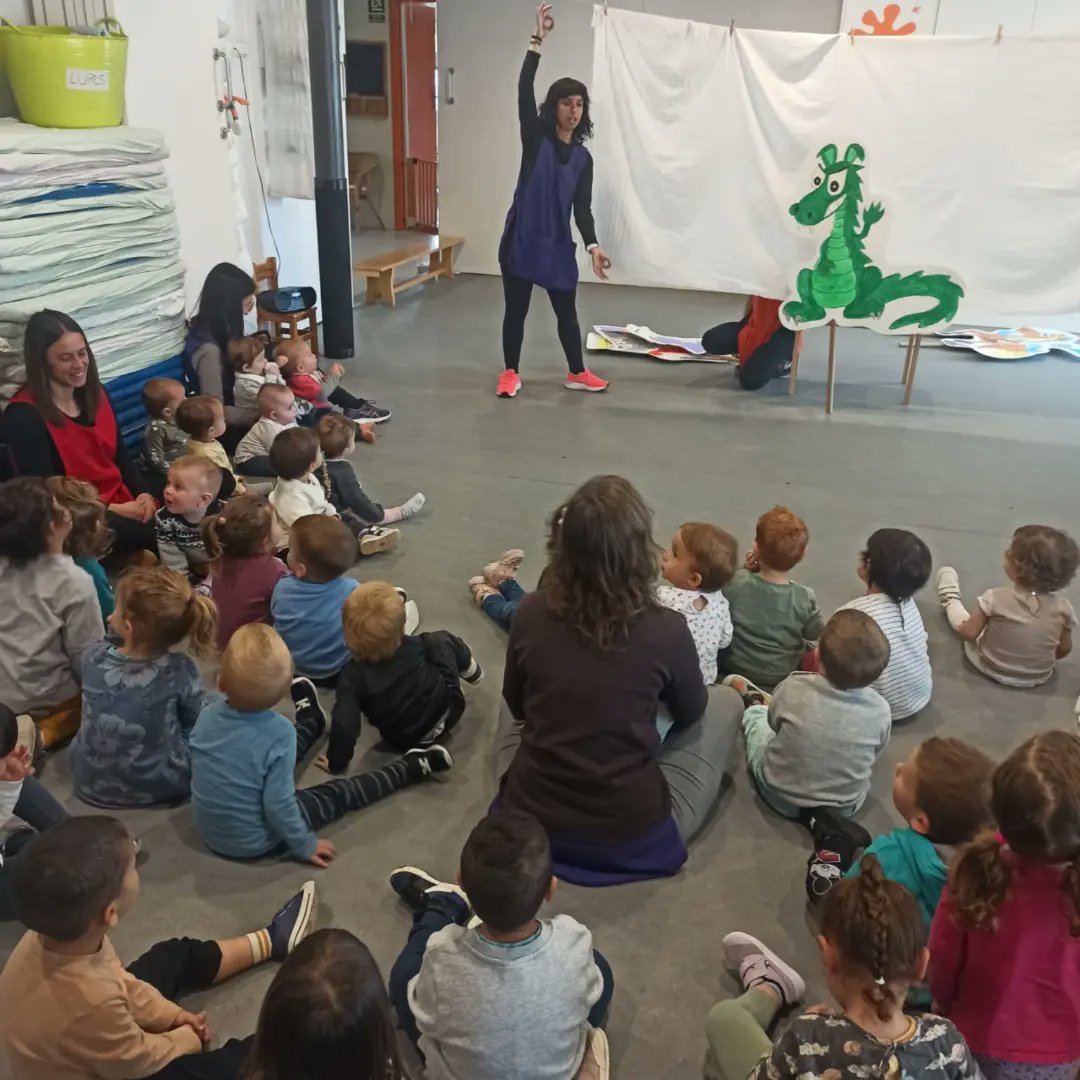 EMoixaines's tweet photo. Com ja és tradició a la nostra escola, ahir vam fer la representació de la llegenda de Sant Jordi per tots els infants. Dracs, princeses, Sant Jordi... cultura popular. #ebmoixaines #santjordi23 https://t.co/qWfCMpeg10