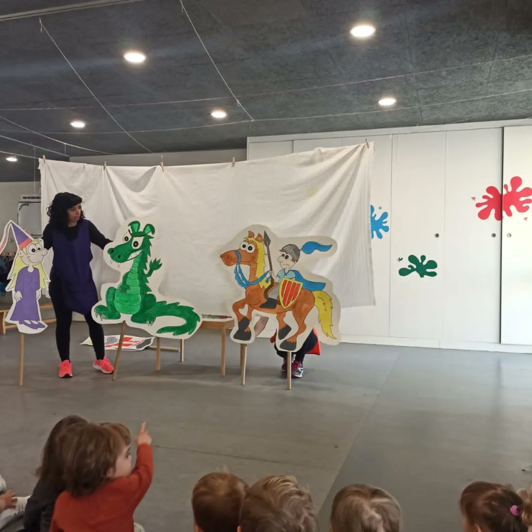EMoixaines's tweet photo. Com ja és tradició a la nostra escola, ahir vam fer la representació de la llegenda de Sant Jordi per tots els infants. Dracs, princeses, Sant Jordi... cultura popular. #ebmoixaines #santjordi23 https://t.co/qWfCMpeg10