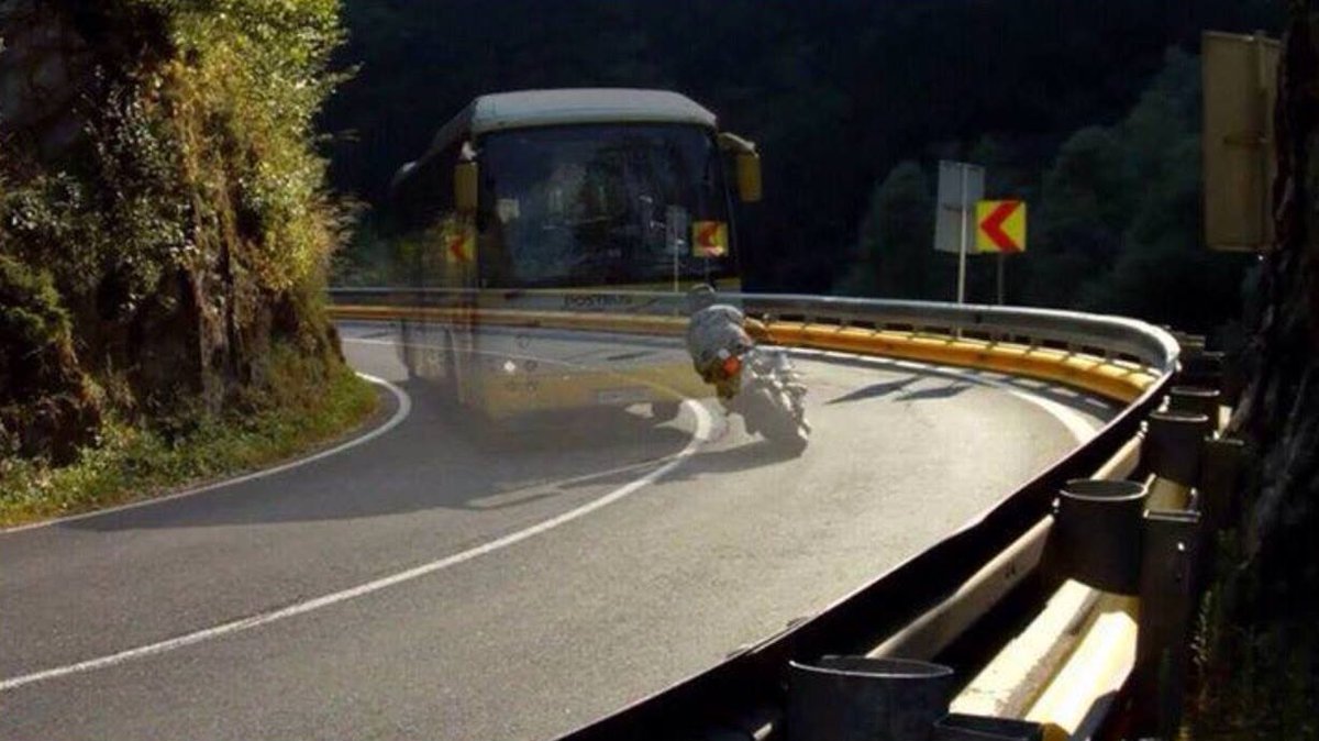 PoliciaTelde's tweet photo. Cuando vayas circulando en moto por carretera circula siempre por tu derecha, nada de #Trazadas, piensa que puede venir de frente otra moto haciendo lo mismo que tú o cualquier otro vehículo y si no van cada una por su derecha... https://t.co/XbiuqCIL1U