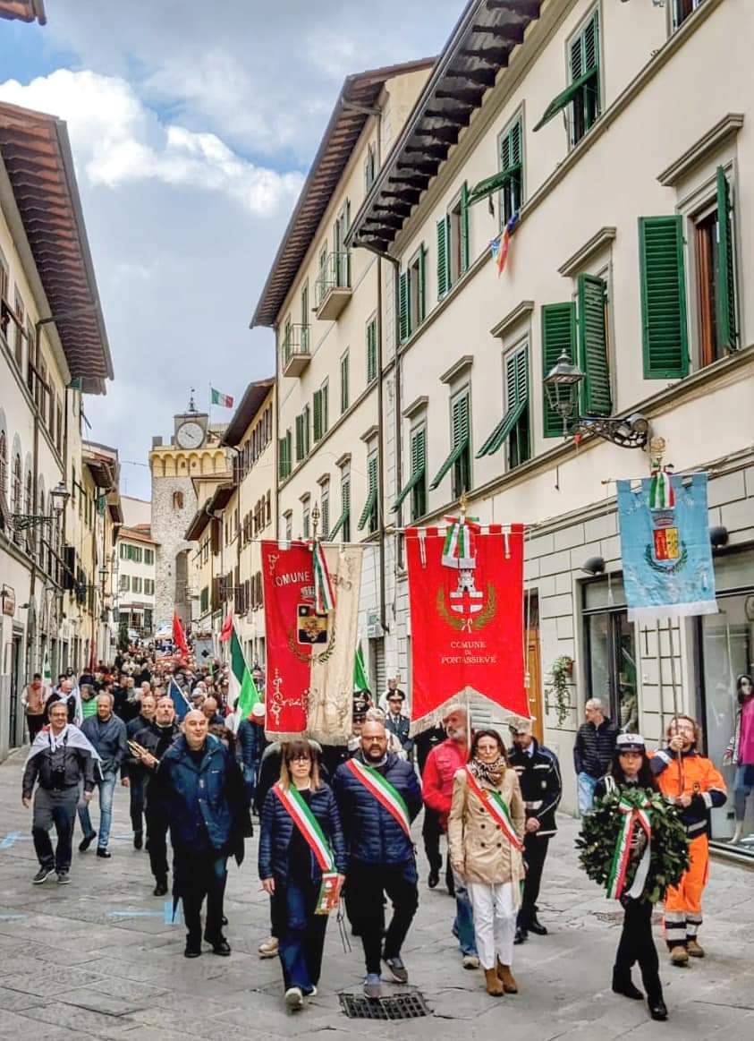MonicaMarini_fi's tweet photo. Il #25Aprile è la nostra Festa, di un intero Paese che si è liberato dalla dittatura fascista e dal suo abbraccio con quella nazista, con il loro carico di morte, di violenza e di orrore.  

Noi siamo antifascisti. Lo rivendichiamo con orgoglio, per questo eravamo in piazza oggi. https://t.co/wT9QXafe9R