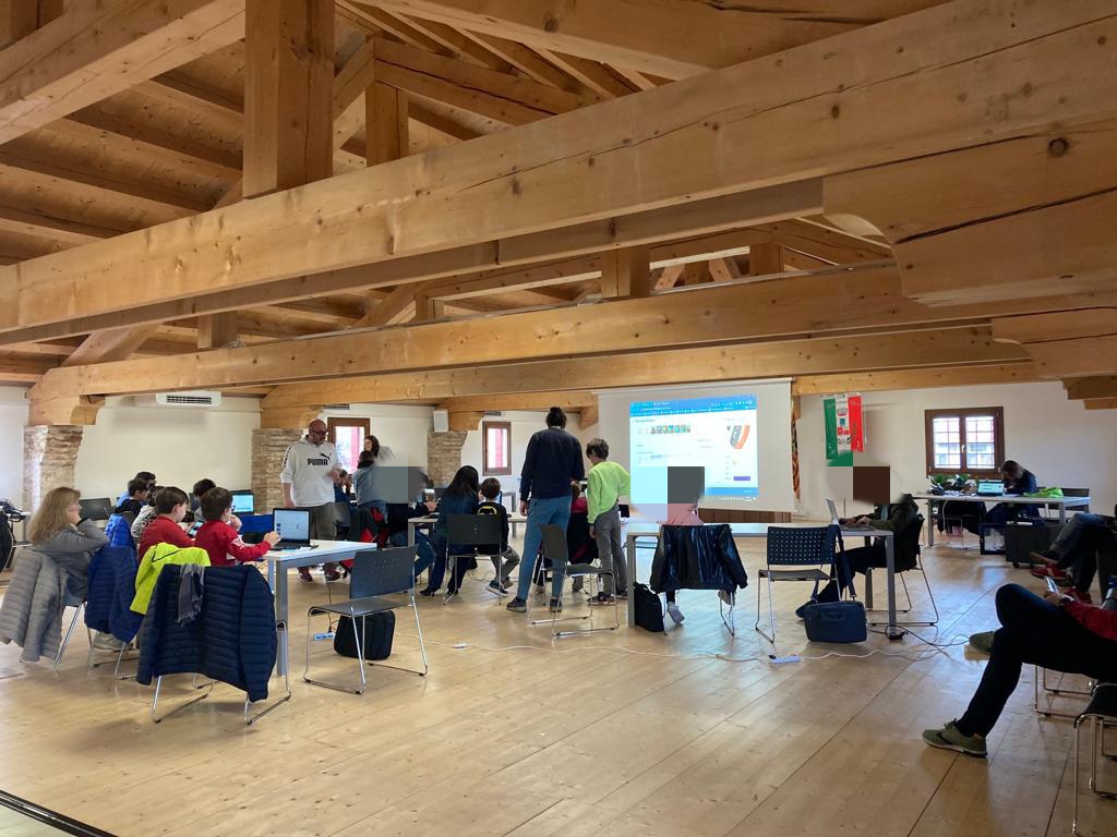 coderdojobv's tweet image. Ecco i nostri ninjas alle prese con l'addestramento dell'intelligenza artificiale! È stata dura ma ce l'abbiamo fatta! Rimanete sintonizzati, a maggio ci rivediamo! #coderdojo #ArtificialIntelligence #MachineLearning