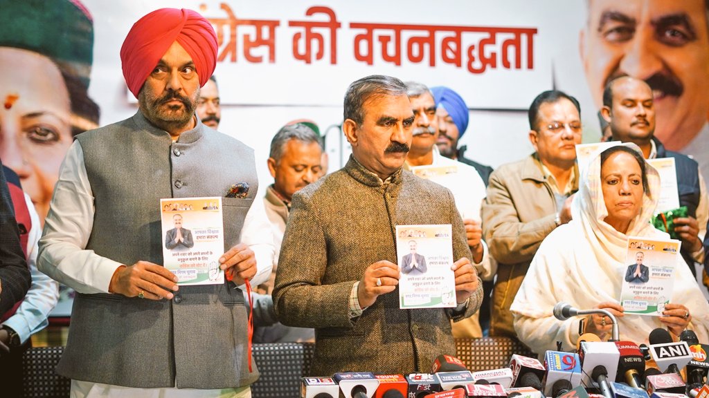 SukhuSukhvinder's tweet photo. शिमला नगर निगम चुनावों के लिए आज  कांग्रेस कार्यालय  में कांग्रेस पार्टी का घोषणा पत्र जारी किया। https://t.co/hUvtwhjGZY