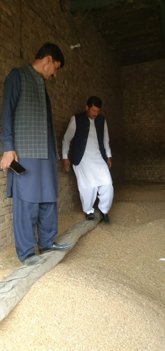 dcdgkhan's tweet photo. ڈیرہ غازیخان میں گندم کی غیر قانونی ترسیل اور ذخیرہ اندوزوں کیخلاف انتظامیہ سرگرم،شاہ صدردین میں ضبط شدہ گندم کی1200بوریاں فوڈ سنٹرزپرمنتقل،موضعگھیجانی سے اسی کلو کے300بیگز برآمد،کوٹ ماہوئی میں سرچ آپریشن کےدوران 4گھروں سے پچاس کلوکے2400بیگزضبط،
کوٹ چھٹہ سے200بیگز،رند اڈا سے300 https://t.co/wYjyqzcZJF