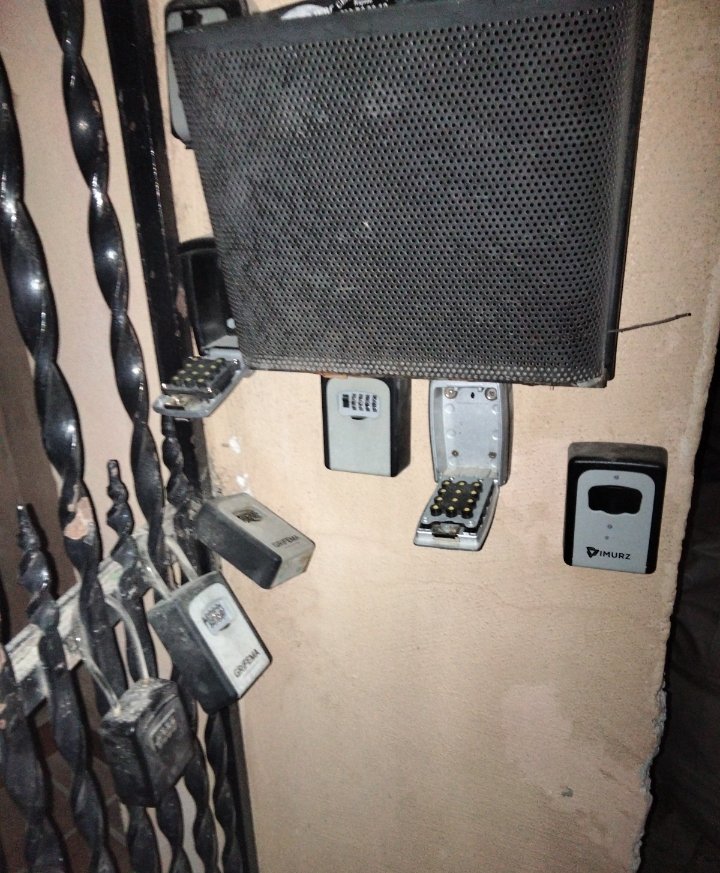 SolCastiQues's tweet photo. Esta es la puerta de mi casa.
En el barrio del Albayzin.
Al hilo del ruido la acción simbólica que se ha hecho desde Málaga, apuntar que hoy Málaga, Sevilla, Córdoba, Granada, Cádiz, Huelva, Almería y Jaén tienen el mismo nombre. https://t.co/WpnoNRSFe0