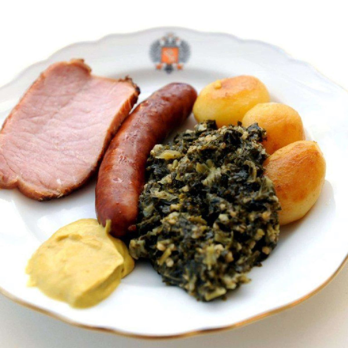 ayranfl0w's tweet photo. Ohne Ausländer würden Deutsche heute immernoch sowas essen und servieren https://t.co/BxhGPIhQjo