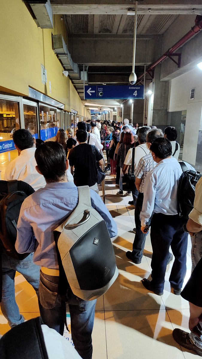 MIRIAM773's tweet photo. @MetropolitanoPT los pasajeros llevamos más de 10 minutos esperando el bus E en la estación central. A está hora punta y de ingreso a centro de labor, el servicio debería ser más ágil. https://t.co/yP9pk5tfA3