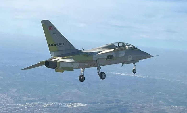 mustafa_guldag's tweet photo. Türk havacılık tarihinde bir ilk.
TUSAŞ tarafından yerli ve milli imkanlarla geliştirilen Türkiye’nin ilk jet motorlu eğitim ve taarruz uçağı HÜRJET, ilk uçuşunu gerçekleştirdi.

Hayırlı olsun.
Güçlü TSK, güçlü Türkiye demektir.
Hedef, savunmada tam bağımsızlık. https://t.co/0htpX3OeM3