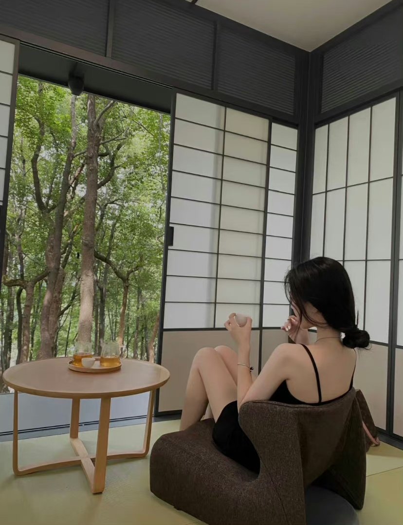 The__Emptiness's tweet photo. 我经常不敢相信自己已经二十多岁，身边的人都在往前走，只有我好像还停留在十年前的时光里，喜怒哀乐仍然在我的脸上，时间让我长了年岁，却没让我成为一个合格的大人。我甚至都还没准备好，就被时间拖到了这里。我依旧会被一些小事情印象心情，爱说反话，还是那个遇见挫折就想逃走的小孩。 https://t.co/1WBWbHFLry