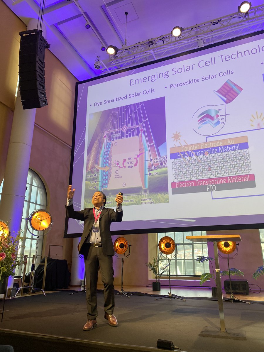 -  Gassleveransene våre kan stoppes, men ingen kan stoppe solen. Fremtiden er solceller over alt, på taket, på veggen på jakken din, sier Dhayalan Velauthapillai, professor i fysikk ved Høgskolen på Vestlandet under #Christie23 @hvl_no