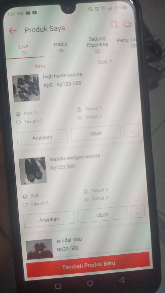 twitter please do your magic 😔
mamaku prnh nyetok sepatu tp jualannya trhnti, &amp; skrng kmi lagi butuh uang dikarenakan ayah aku yg kurang bertanggungjawab dia udh pergi dr rmh 2 minggu g pulang &amp; kasih nafkah mood² an. mamaku minta tolong untuk habiskan stoknya 🥺🙏🏻 , help rt 🌷