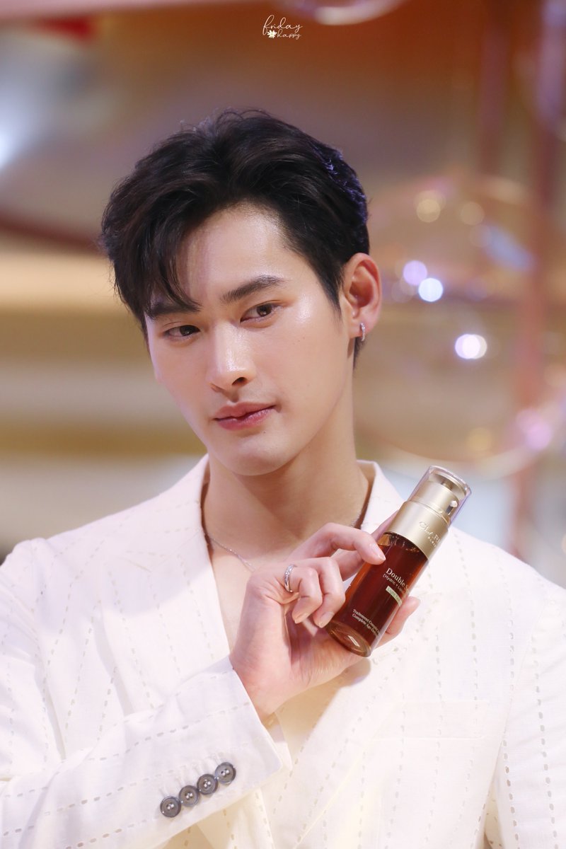 fridayhappyy's tweet photo. ซื้อ!!! 9 ขวด!!!
เก้า นพเก้า MUSE OF CLARINS ✨
#number_9th
#ClarinsTHxKAO https://t.co/anndZ41dMX