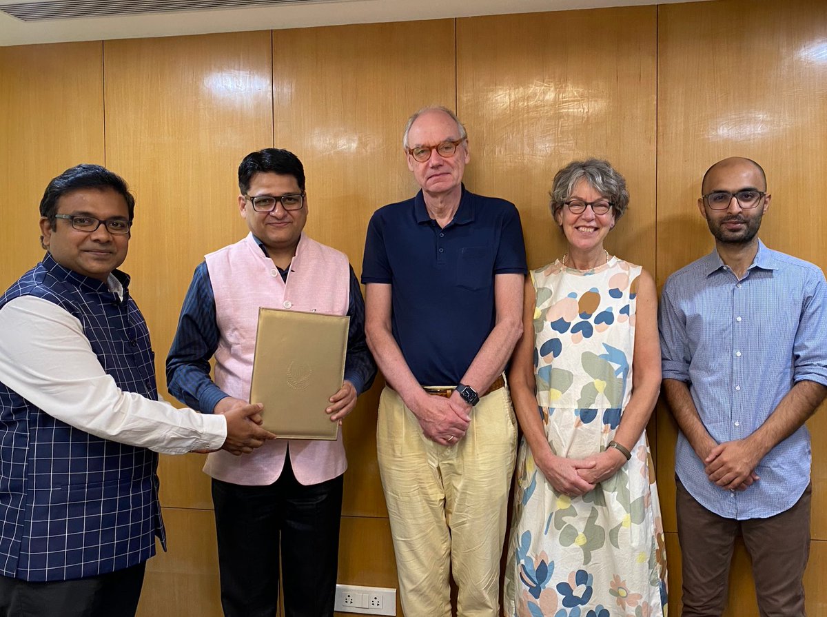 .<a href="/orfonline/">ORF</a> and <a href="/MAHE_Manipal/">Manipal Academy of Higher Education</a> have signed an MoU to strengthen relations and explore possibilities for joint collaboration in #research and #policy work.

<a href="/samirsaran/">Samir Saran</a> <a href="/SanjayPattansh1/">Sanjay Pattanshetty, MD MSc</a> <a href="/helmut_brand/">Helmut Brand</a> <a href="/shubhsoni/">Shubh Soni</a>
