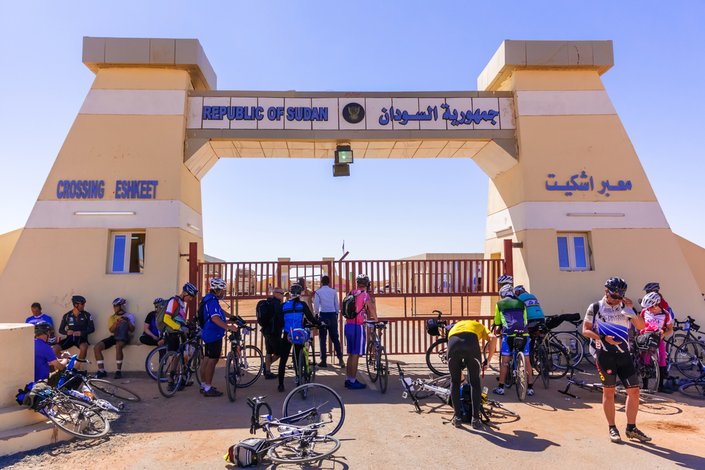 Beroering in Soedan: Terwijl het geweld in Khartoem verergert, trekken vluchtelingen naar Egypte. - Lees verder via: namonieuws.nl/2023/04/25/ber… 

#Argeen #egypte #geweld #gr...