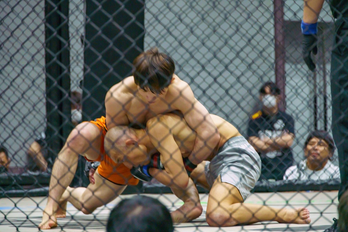 hikaru_curry's tweet image. アタシの道場の先生がMMAの試合で勝ちました🥺🎉🎊
試合内容はよく分かりませんが、カーフキックを起点として終始コントロールしているように見えました。

試合に向けてどんどんカリカリになっていく身体を見て「プロすげぇ…」って感じました。
#shooto0423 #FORCE17