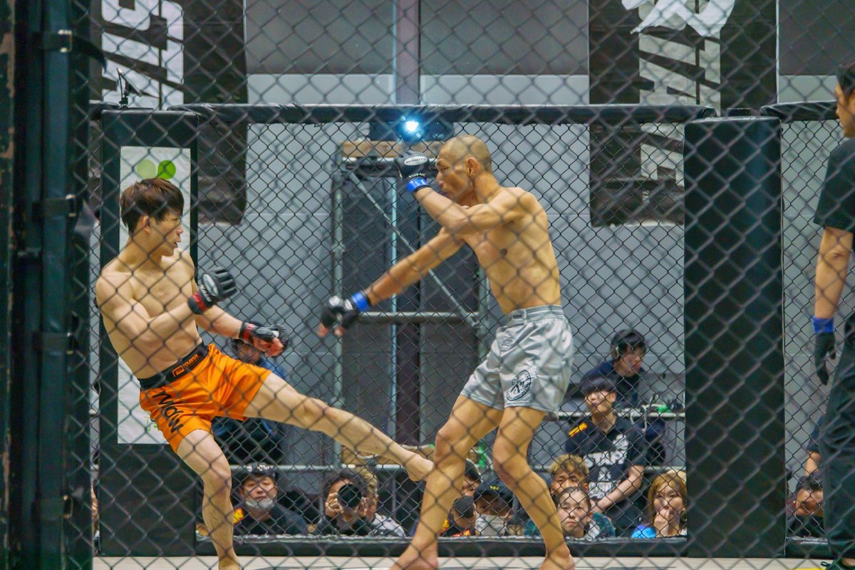 hikaru_curry's tweet image. アタシの道場の先生がMMAの試合で勝ちました🥺🎉🎊
試合内容はよく分かりませんが、カーフキックを起点として終始コントロールしているように見えました。

試合に向けてどんどんカリカリになっていく身体を見て「プロすげぇ…」って感じました。
#shooto0423 #FORCE17