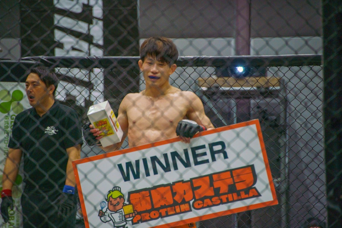 hikaru_curry's tweet image. アタシの道場の先生がMMAの試合で勝ちました🥺🎉🎊
試合内容はよく分かりませんが、カーフキックを起点として終始コントロールしているように見えました。

試合に向けてどんどんカリカリになっていく身体を見て「プロすげぇ…」って感じました。
#shooto0423 #FORCE17