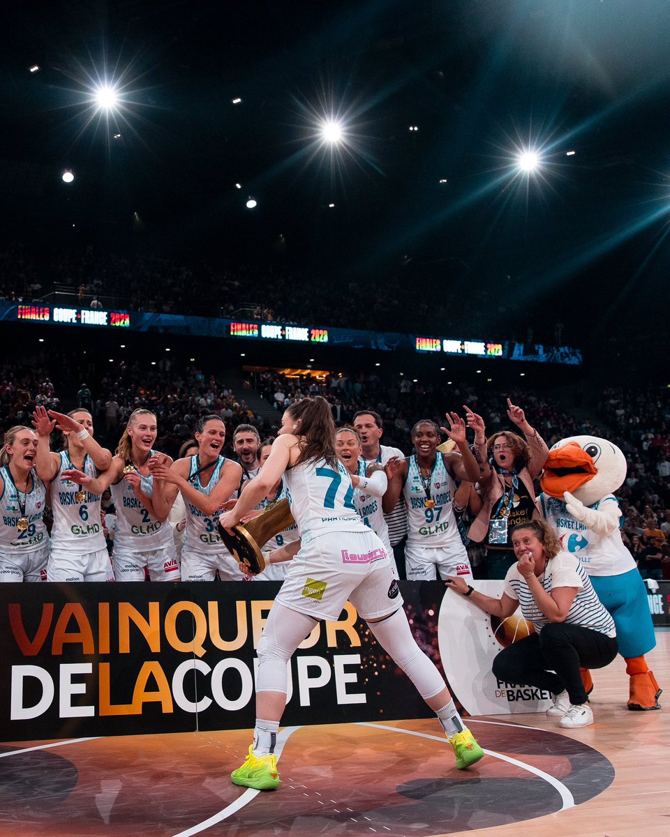 MarieevePaget's tweet photo. On l’a fait !
Mission 𝘣𝘢𝘤𝘬-𝘵𝘰-𝘣𝘢𝘤𝘬 accomplie ☑️
Merci à tous pour cette ambiance incroyable et l’amour que vous nous avez donné tout le week-end. On a vécu des moments difficiles cette saison mais on n’a jamais rien lâché, et ce trophée sonne comme une récompense 💙🤍 https://t.co/BpqcFwKdSN