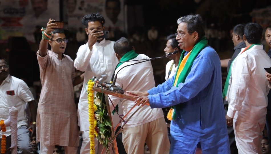 SNiravani's tweet photo. ಕೆಲ ದಿನಗಳಿಂದ ಅನಾರೋಗ್ಯಕ್ಕೆ ತುತ್ತಾಗಿ ಚಿಕಿತ್ಸೆ ಪಡೆಯುತ್ತಿದ್ದ ನಮ್ಮ ಧಣಿಗಳು ಇಂದು ಬೆಂಗಳೂರಿನ ಆಸ್ಪತ್ರೆಯಲ್ಲಿ ಚಿಕಿತ್ಸೆ ಫಲಿಸದೇ ಲಿಂಗೈಕ್ಯರಾಗಿದ್ದಾರೆ. 45 ದಶಕಗಳ ರಾಜಕೀಯ ಕಾರ್ಯಗಳಿಂದ ಎಲ್ಲರ ಮನಸ್ಸಲ್ಲಿ ಅಚ್ಚಳಿಯದೆ ಉಳಿದಿದ್ದಾರೆ. ಕಿತ್ತೂರು ಕರ್ನಾಟಕ ಭಾಗದಲ್ಲಿ #Congress ಪಕ್ಷದ ಬಲವರ್ಧನೆಗೆ ಪ್ರಮುಖ ಕಾರಣೀಭೂತರು🙏🕉️ https://t.co/zHIX6UXDvi