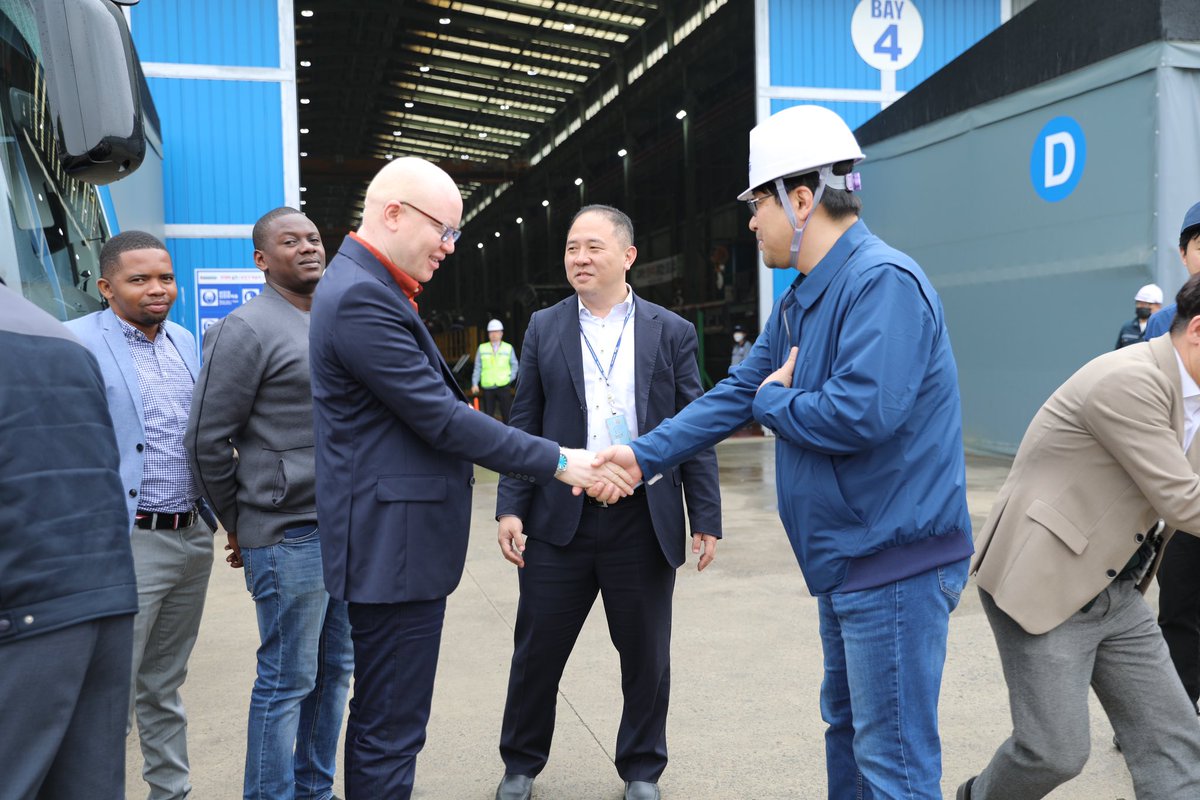 WizarayaUJ's tweet photo. Naibu Katibu Mkuu-Uchukuzi, @allypossi akutana na kuzungumza na Uongozi wa Kampuni ya Hyundai Rotem nchini Korea ambayo ilipata zabuni ya kutengeneza vichwa vya treni ya SGR 17 na seti 10 za treni za mwendo kasi (EMU) na pia amekagua maendeleo mradi huo. https://t.co/BnaSkAO2sU