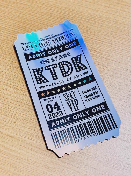 ノベルティのダイカットステッカー届きました!キラキラだ〜!!チケット風に作ってみました🎟️🎪今回の新刊にも闇オクチケとして出てきてます(笑う所)ステッカーとして貼っても良いし、透明スマホカバーの裏に入れるなどして楽しんでくださいませ☺️✨ 