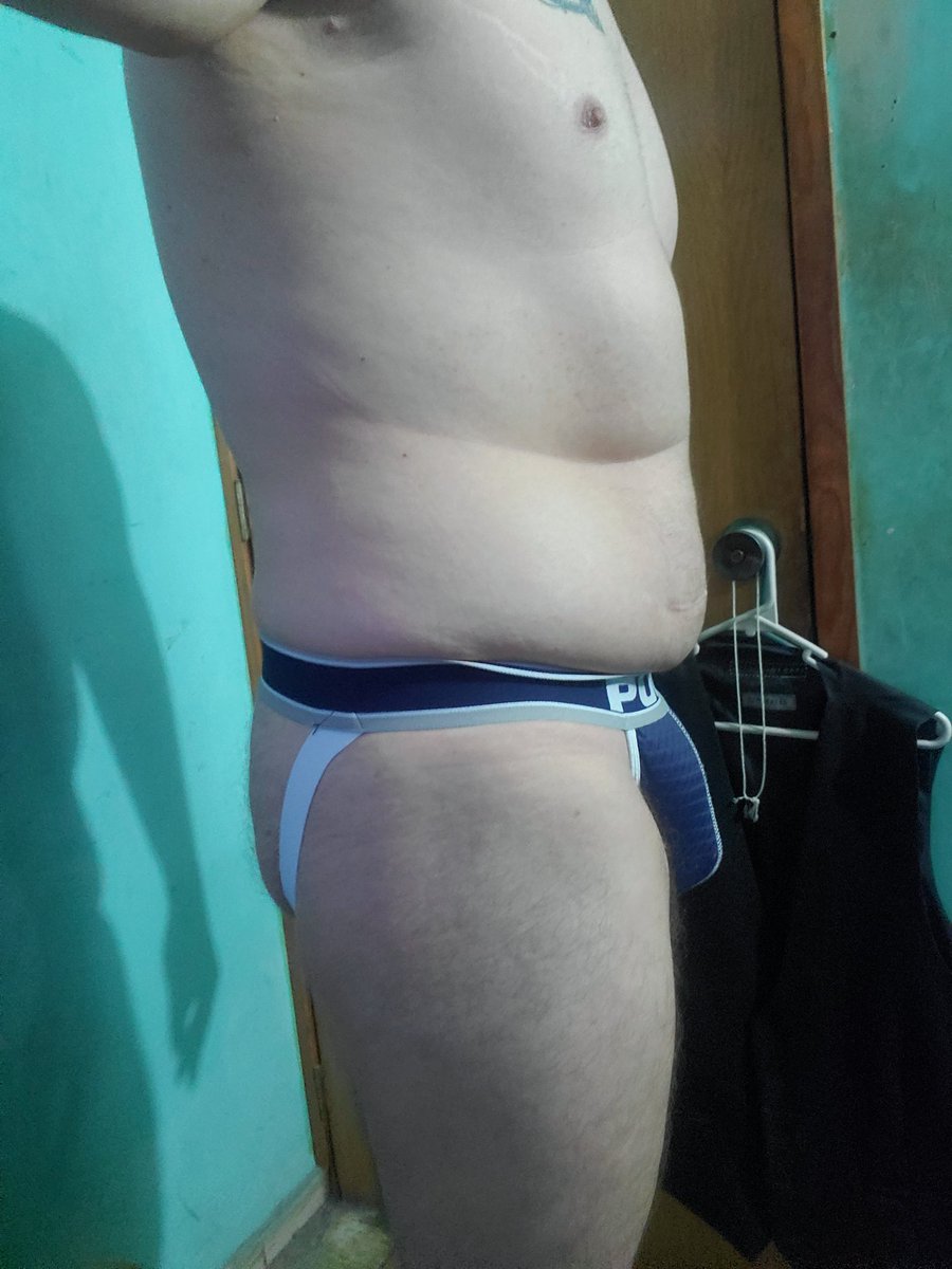 TheRedHead9102's tweet photo. Preparándonos para el trabajo. Getting ready for work. #jockstrap #tummytuesday https://t.co/Cw77pEaxeW