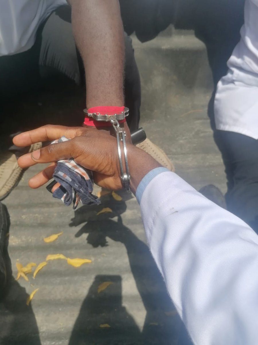 AbdulWahabSad10's tweet photo. Police brutalizes Physician Assistants' who demand for their postings at the Ministry of health-Ghana https://t.co/j80JMT8xc5