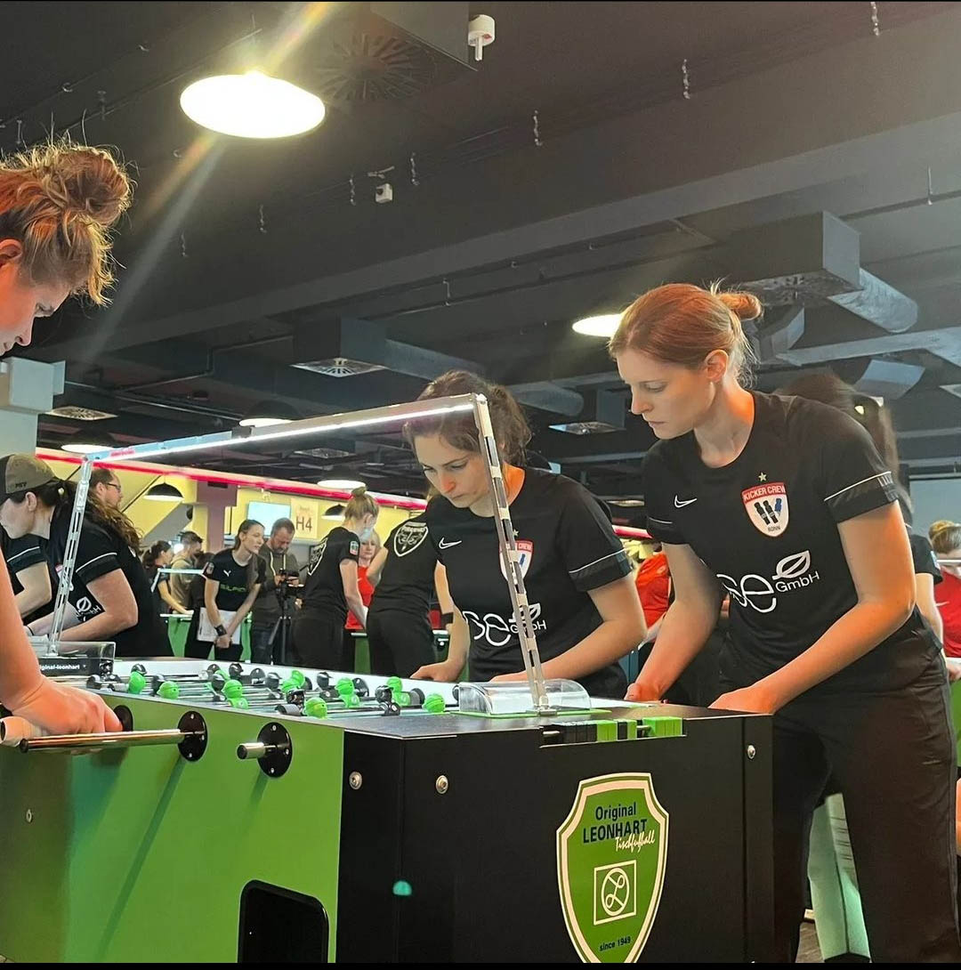 lisegmbh's tweet photo. Wir sind Trikot-Sponsor des deutschen Meisters im Tischfußball: Der "Kicker Crew Bonn" 🙌 
Ein Kicker im Büro ist für viele obligatorisch. Weil unsere Kollegin Susanne aber Teil der Meister-Mannschaft ist, hat das Kickern einen besonders hohen Stellenwert für uns. https://t.co/ORbBjHsRjn