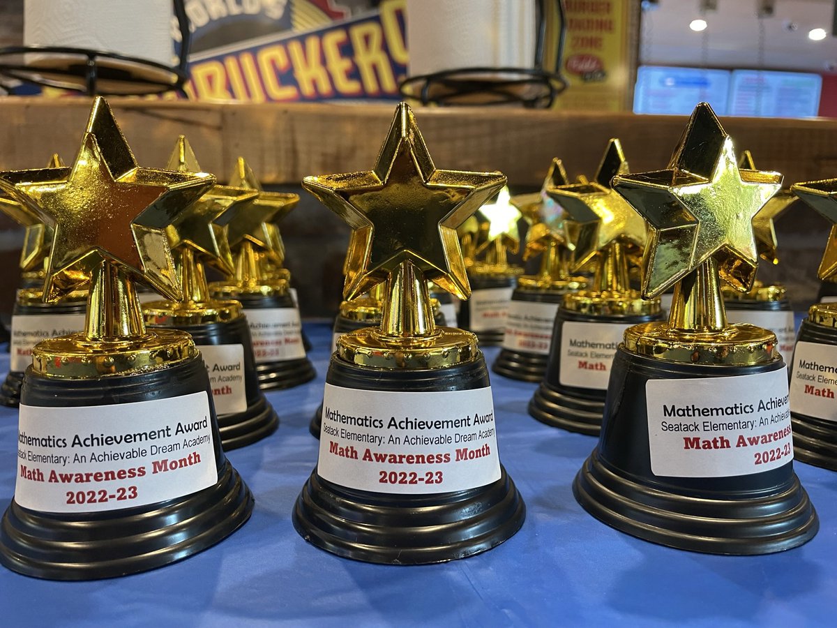 JessDCunningham's tweet image. More fun from our @SeatackDream math night at Fuddruckers.