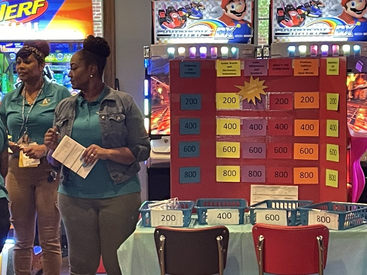 JessDCunningham's tweet image. More fun from our @SeatackDream math night at Fuddruckers.