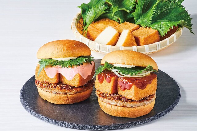 livedoornews's tweet photo. 【26日より】フレッシュネスバーガー、史上初の試み「厚揚げとうふの和バーガー」期間限定発売
https://t.co/MF702q17Cv

絹豆腐使用の厚揚げは、外はサクッと中はなめらかで柔らかい食感。黒酢あんソースと明太マヨソース、2種の和ソースから好みの味わいを選べる。 https://t.co/A3gMbztrps