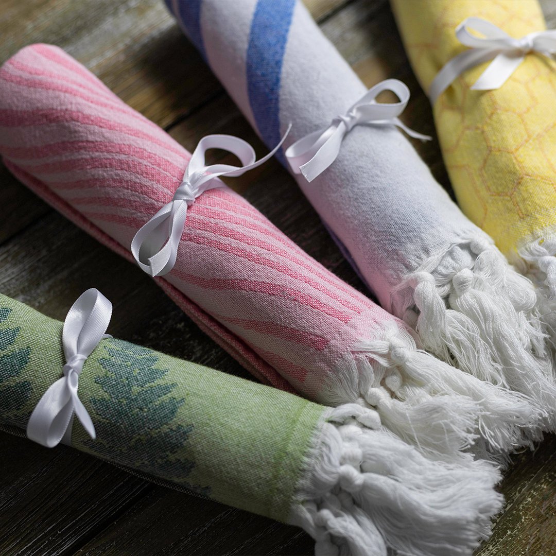 Gifts they don't expect and love to love! Give the gift of spa quality towels, from a small Canadian business that design their own ethically made and sustainable towels. We also donate the the Canadian Women's Foundation.
Shop online pompandsass.ca #turkishtowelscanada