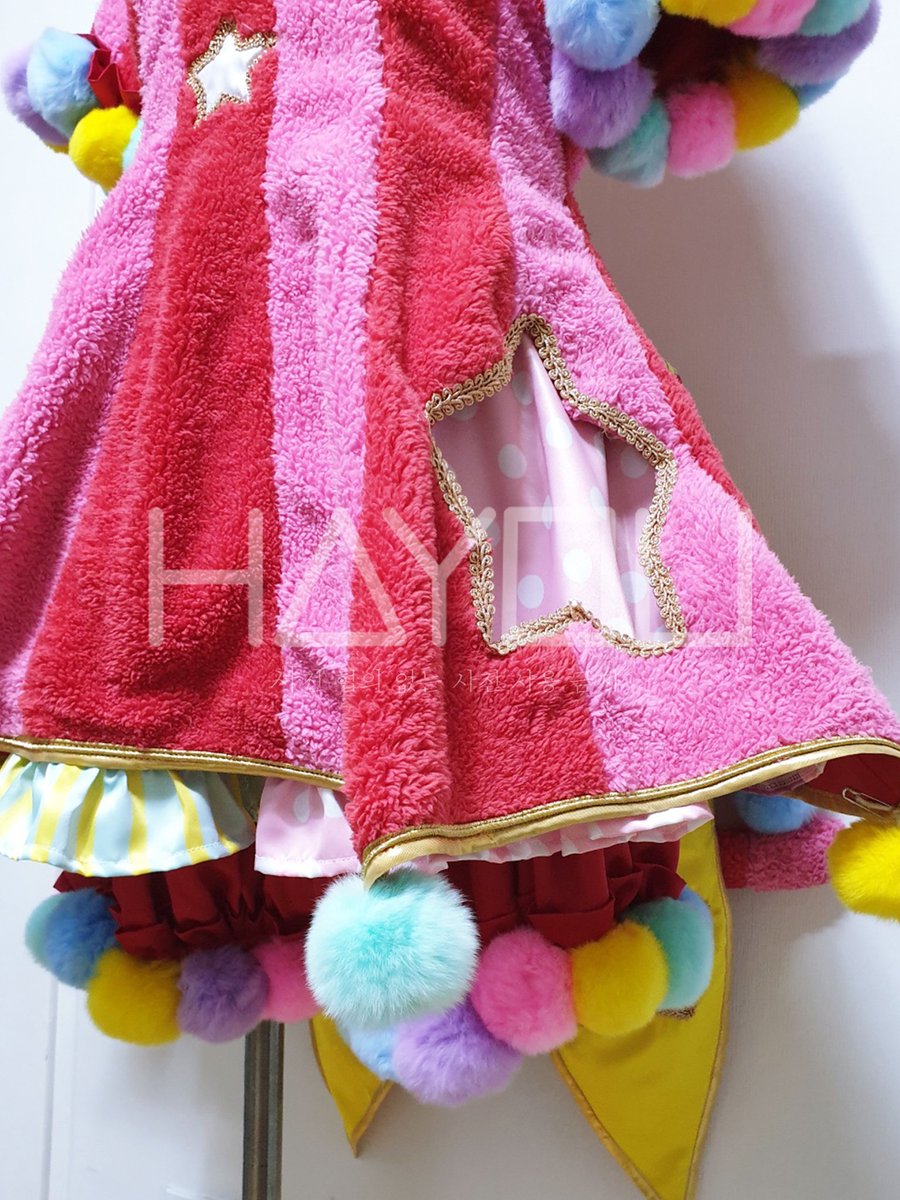 HAYOUSHOP_cos's tweet image. [Sample]

-프로젝트 세카이 / prsk
-하츠네 미쿠
-원더쇼 유닛복

원더호이-! 한 미쿠 제작했습니다

원작 이미지대로 복실한 느낌을 살리려고 퍼 원단을 사용했어요
속 스커트 문양은 전부 프린팅했습니다!

오랫만에 제 의상 작업이라 즐거웠어요🎡

#prsk
#프로세카
#미쿠