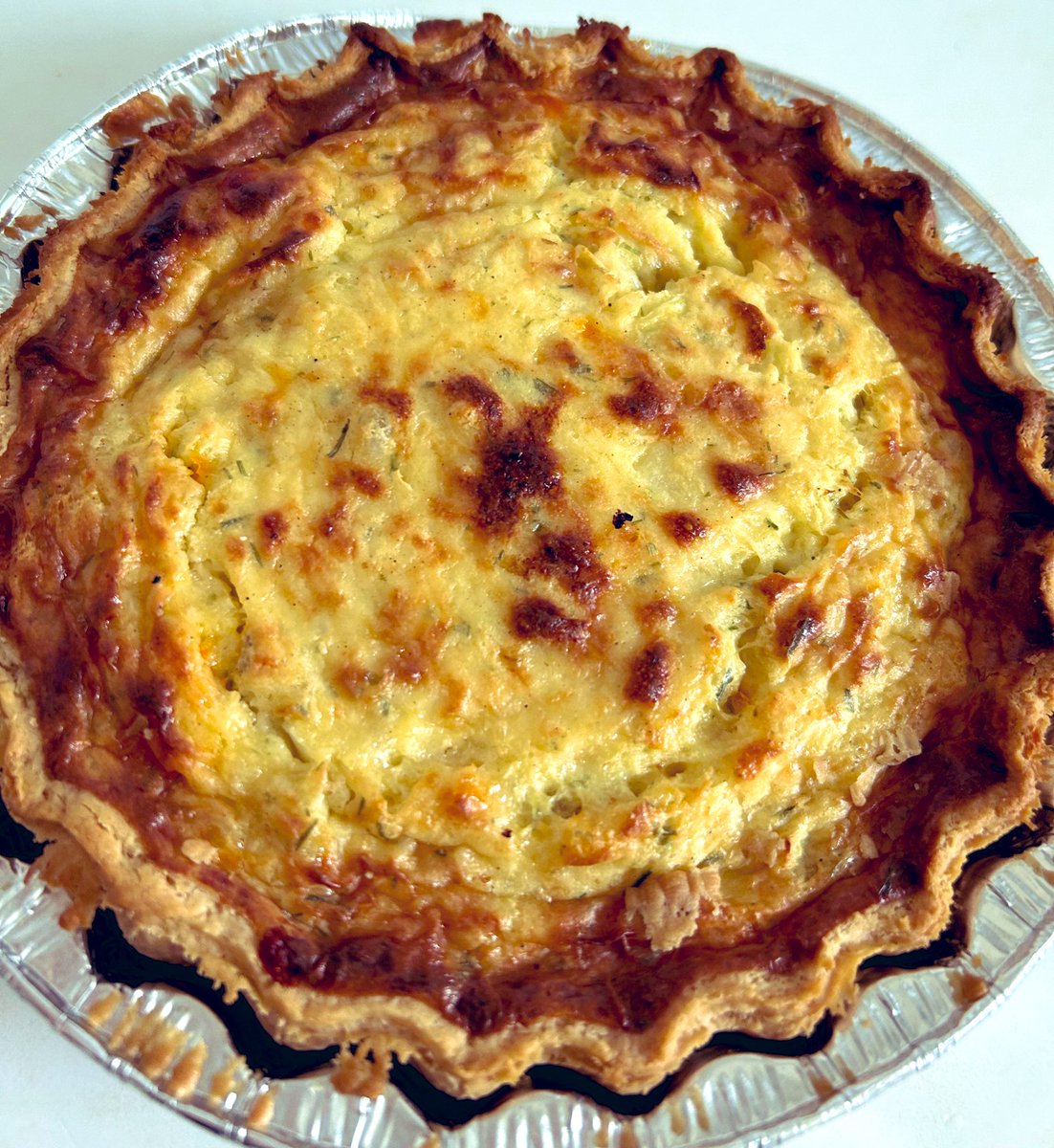 luannargarcia's tweet photo. comprei uma quiche zinha pra salvar minha fome 🫶🏼😍 https://t.co/ia8rAV7IKl