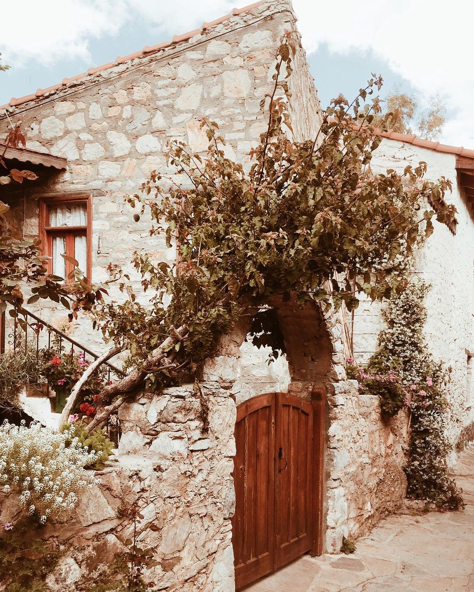GoTurkiye's tweet image. Here’s the magic formula: Stone-coloured architecture and #VivaMagenta with spring flowers. #Cunda

📸 @guzel1cumartesi