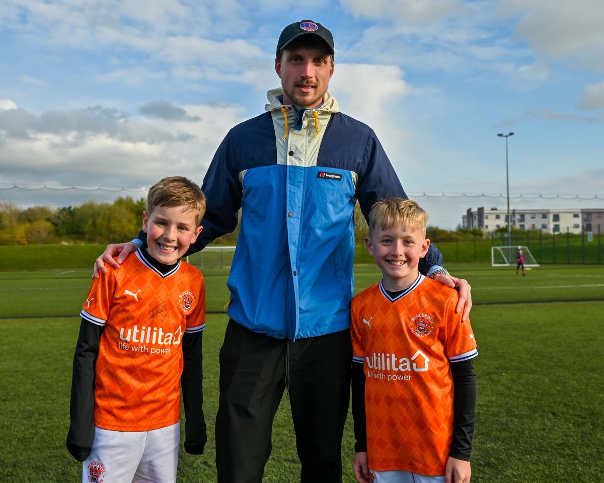 BlackpoolFC's tweet photo. 📸 Jake Beesley paid a visit to his #TangerineTeamMates last night, popping down to @FCS_CIC.

🍊 #UTMP https://t.co/Rn86BZrKQK