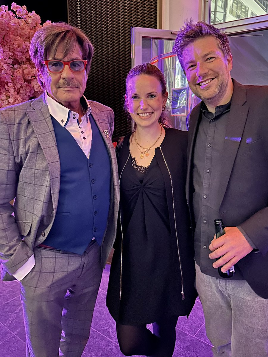 Philipp Wartenberg (@herrwartenberg) on Twitter photo Die #GoldeneBlogger gestern Abend waren wieder mal ein Highlight der Montagabendunterhaltung. Und seit langem auch ein Wiedersehen mit <a href="/blume_bob/">Nᴇᴛᴢʟᴇʜʀᴇʀ</a> 👋. Jörg Draeger hatte leider keinen Zonk dabei. Die #GoldeneBlogger gestern Abend waren wieder mal ein Highlight der Montagabendunterhaltung. Und seit langem auch ein Wiedersehen mit <a href="/blume_bob/">Nᴇᴛᴢʟᴇʜʀᴇʀ</a> 👋. Jörg Draeger hatte leider keinen Zonk dabei.