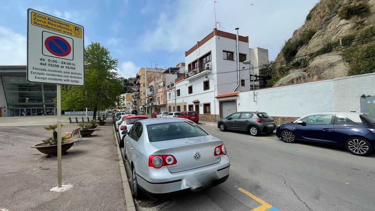 Blanes_cat's tweet photo. Notícia: @Blanes_cat comença a repartir a domicili les 16.669 noves targes d’aparcament gratuït per a residents per estacionar a les #ZonesGroguesGratuïtes del 15 de juny al 15 de setembre
https://t.co/cxOidBISA7
#residents
#targetes
#estacionament
#BlanesArranDeMar https://t.co/HMFsd9QVI6