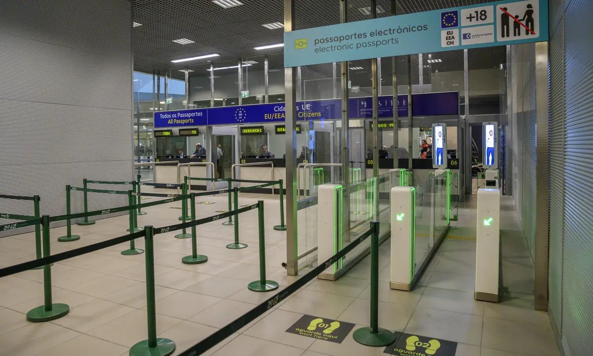 PolitlcsUK's tweet photo. 🚨 | NEW: The government wants a DEAL with the EU to let Brits use their e-gates when travelling there - recognising that Brexit has made it “hell” 

[@alexwickham] https://t.co/ZLwcfqGtgQ