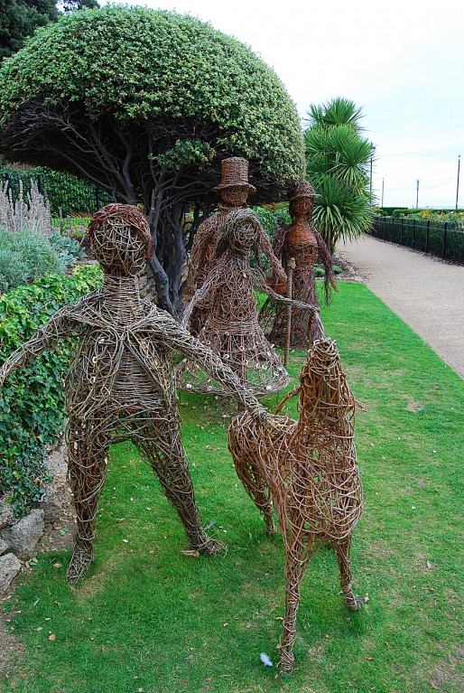 TheSuffolkMan's tweet photo. Clever #wickerwork #Felixstowe #spa #gardens https://t.co/YSRCrWTSYy