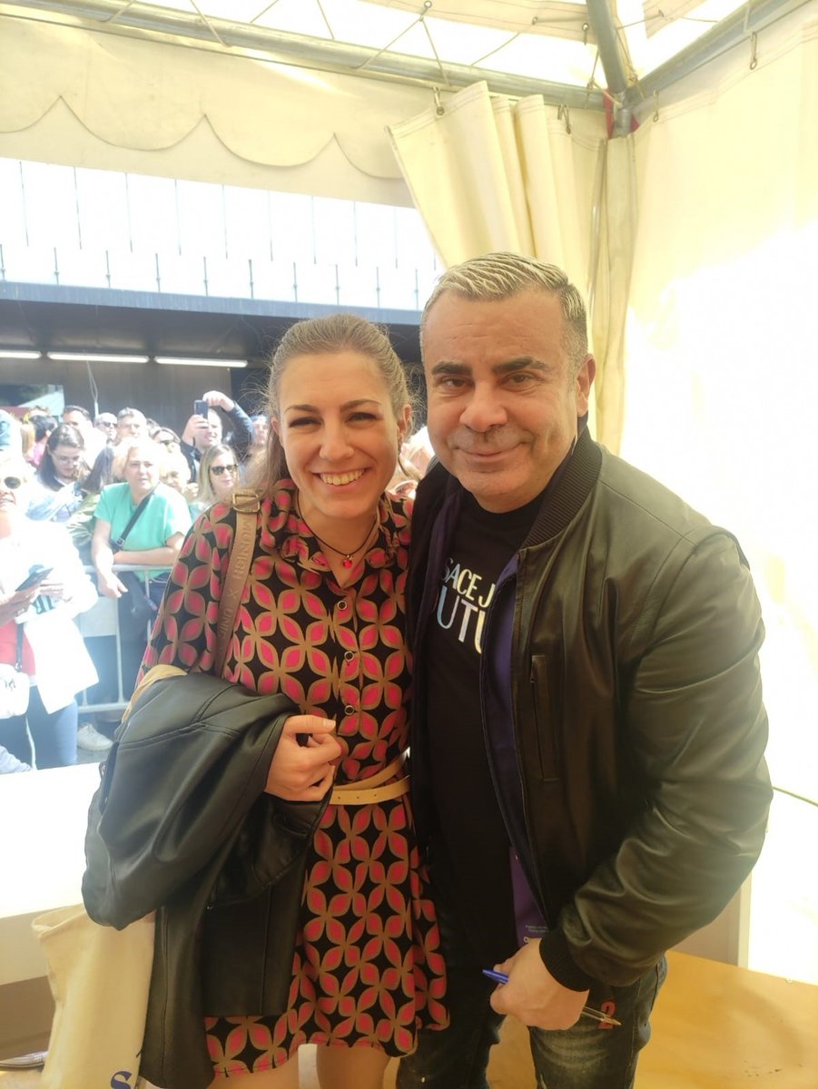 bondia's tweet image. El meu primer #SantJordi (amb @jjaviervazquez) @maximohuerta #llibres #escriptora #Andorra tinyurl.com/bdz5f5ek