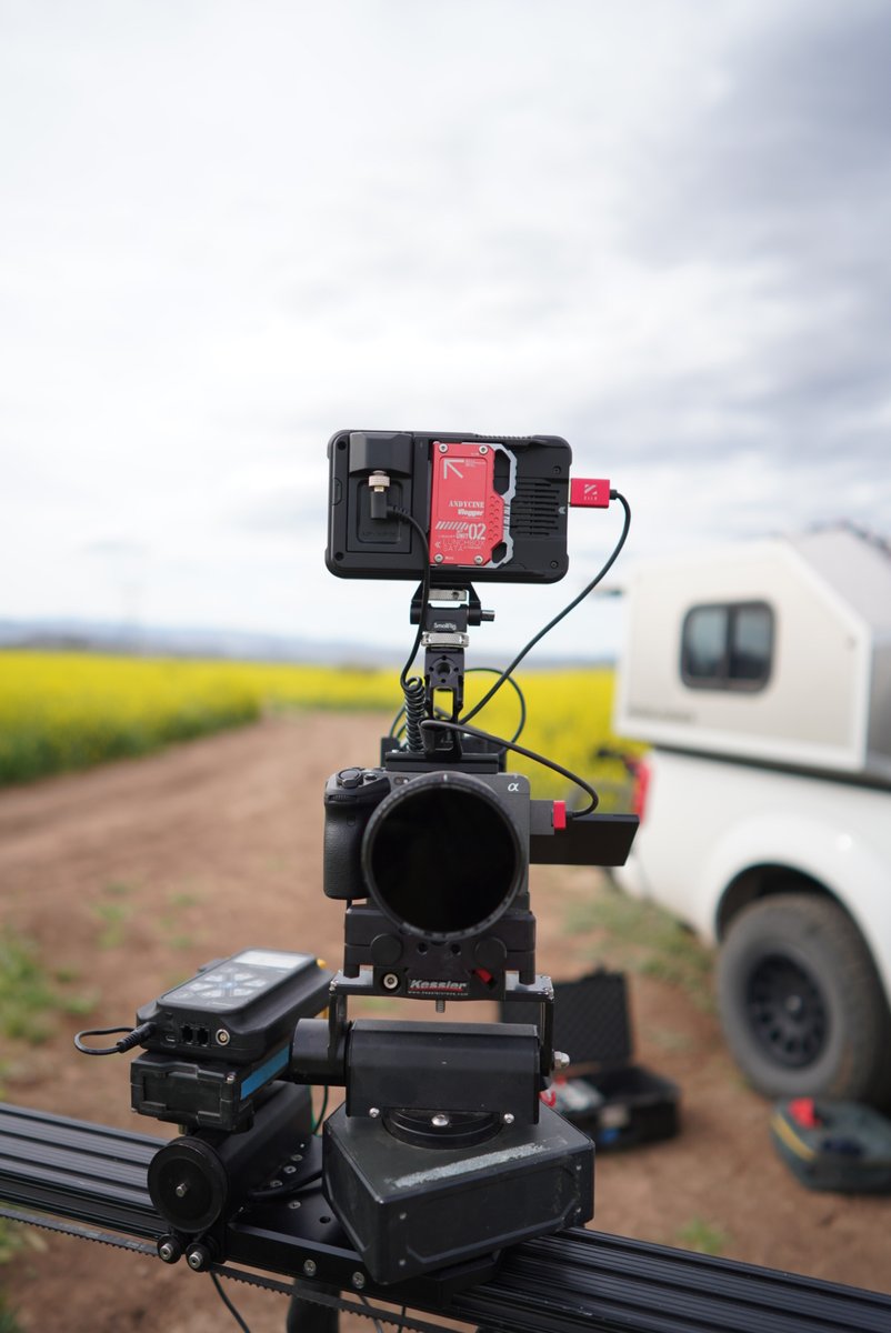 Andycinegear's tweet photo. 📸Outdoor shoot with @derricklytle.
#Andycine lunchbox II liberates the breathing system of #Atomos #Ninja V, perfectly save shooting results.
********************
#photography #outdoorphotography #rapeseed #sony #sonyalpha #atomx #atomosmaster #cameradepartment #armyourcamera https://t.co/b2UQ9imQiG