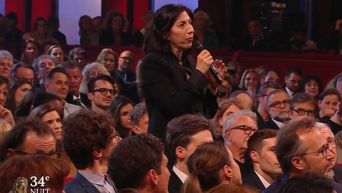 "D'habitude, le rôle du ministre, c'est de rester assis à ne rien dire, mais là, ce n'est pas possible."

Interpellée aux Molières, la ministre de la Culture se lève et riposte ➡️ l.franceinter.fr/jvJ