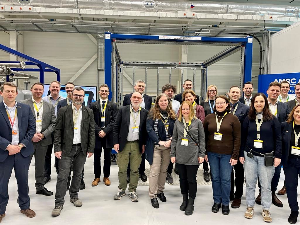 ukinhungary's tweet photo. ☝️Exploring #EnergyAlternatives is key to reducing 🇷🇺 #EnergyDependency. Energy &amp; Tech Attaché Krisztina Kocsis took 🇭🇺 experts to 🇬🇧 for meetings on #EnergyTransition &amp; #EnergySecurity, which covered #SMR technology, #HydrogenEnergy, #PowerGridFlexibility &amp; #EnergyStorage.⚡🔋🔌 https://t.co/PNSJAJK6cS